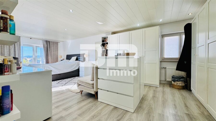Sanierte Doppelhaushälfte mit großzügigem Garten, Garage & viel Platz für die Familie - OG Schlafzimmer mit Ankleide / Zugang Balkon